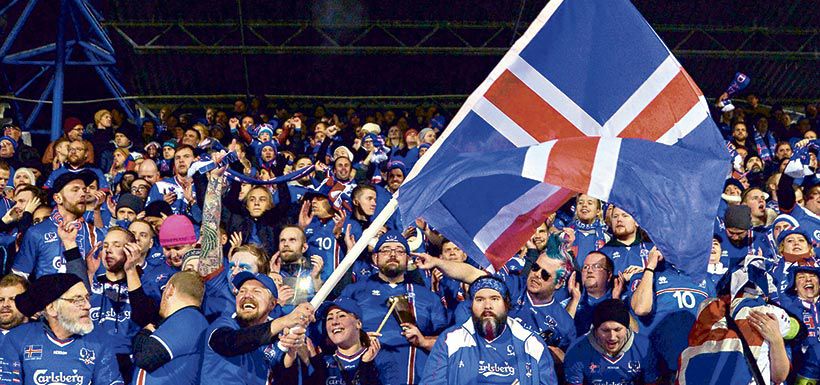 Hinchas de Islandia celebran la calificación al Mundial en Reikiavik, Islandia, el lunes. Foto: AFP