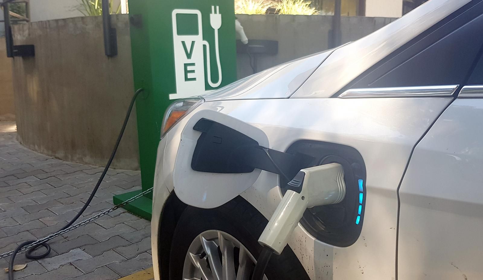 La falta de estaciones de carga frena a la industria de vehículos eléctricos