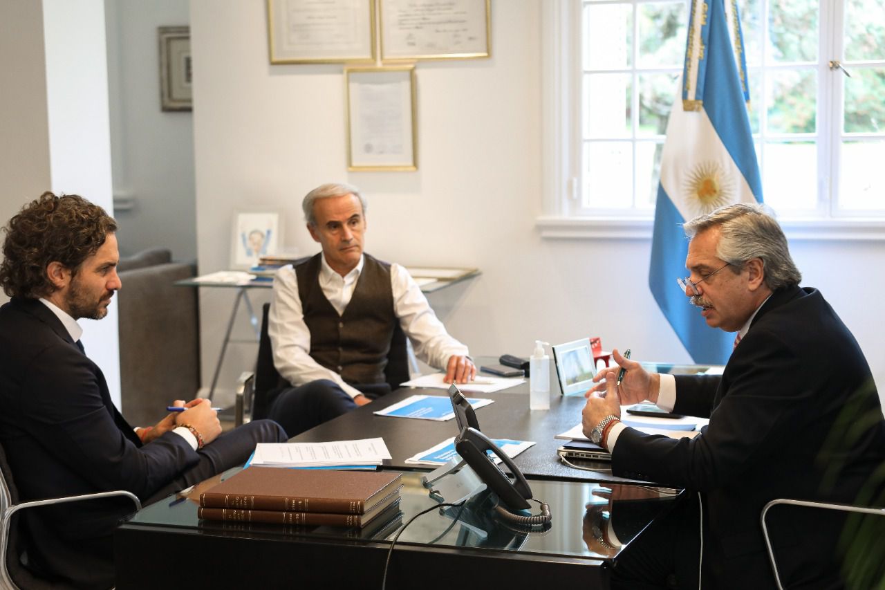 El Presidente de Argentina, Alberto Fernández, en un contacto telefónico con su par de Chile, Sebastián Piñera.