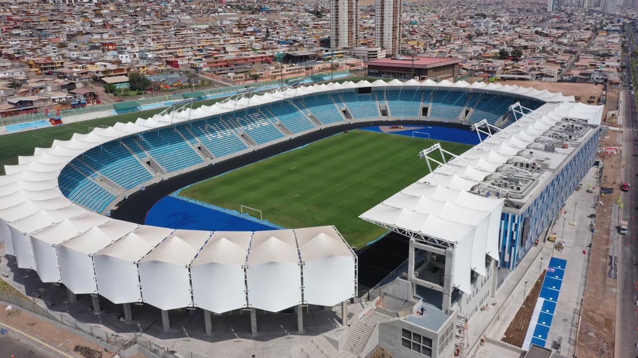 El estadio de Iquique a días de ser inaugurado.