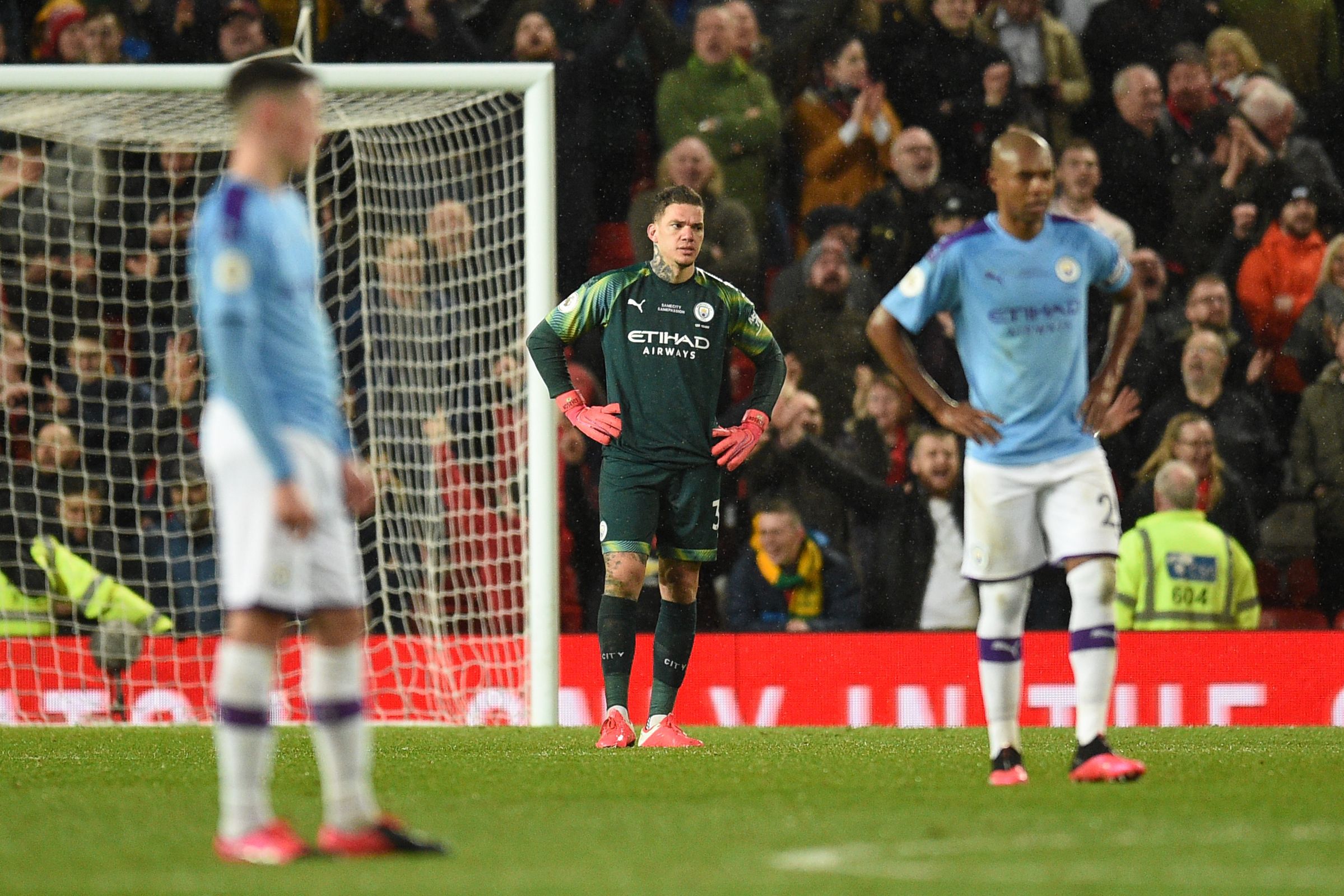 Ederson y Fernandinho se lamentan tras un gol del Manchester United (AFP).