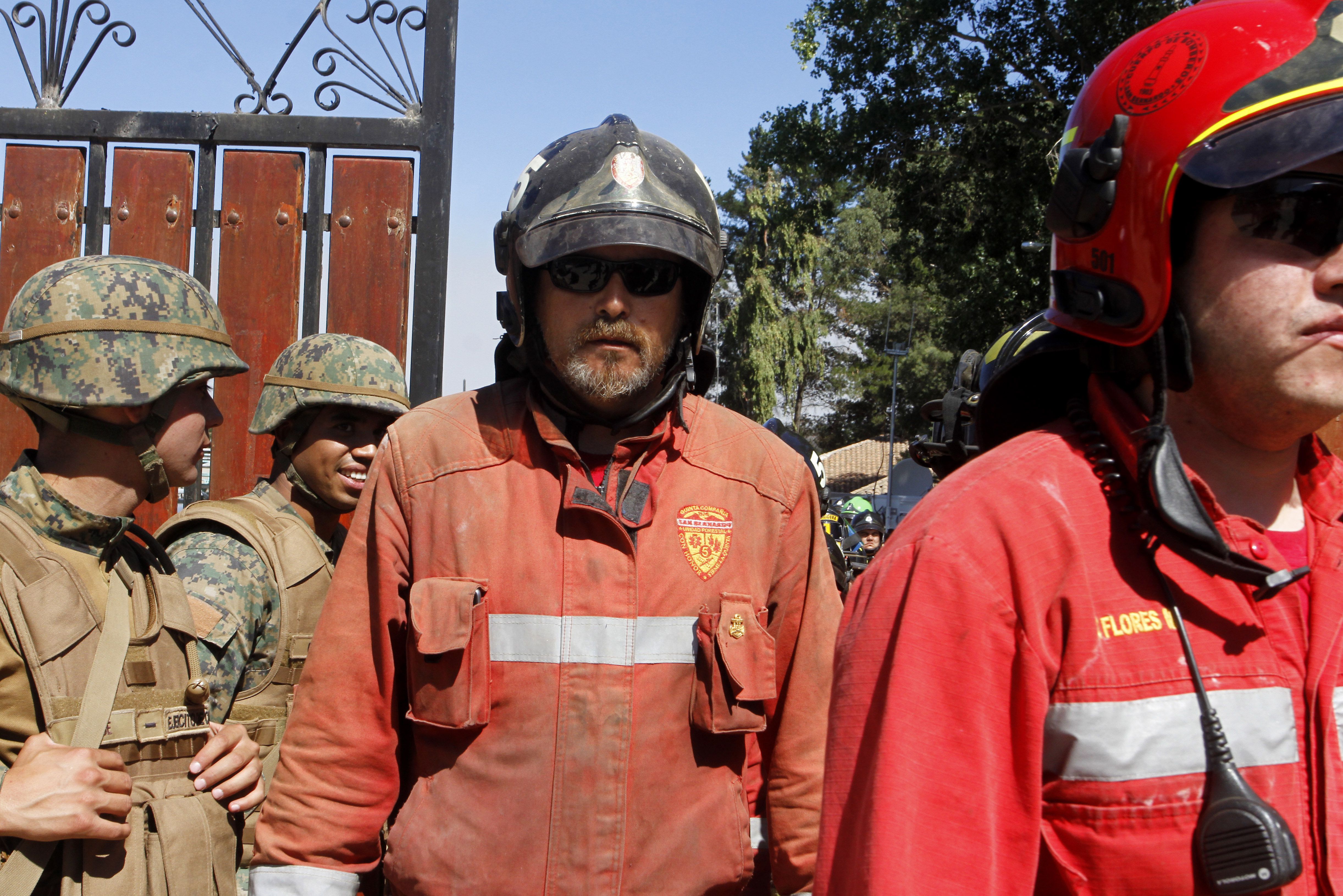 LOLOL Paul Vasquez junto a su compañia ayuda en el combate de incendio