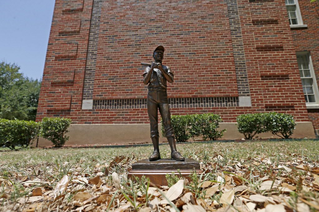 Why Dallas is finally getting an Ernie Banks statue