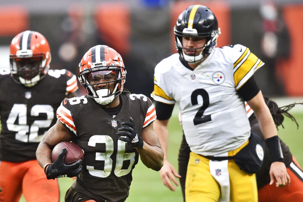 Cleveland Browns cornerback M.J. Stewart plays against the Houston