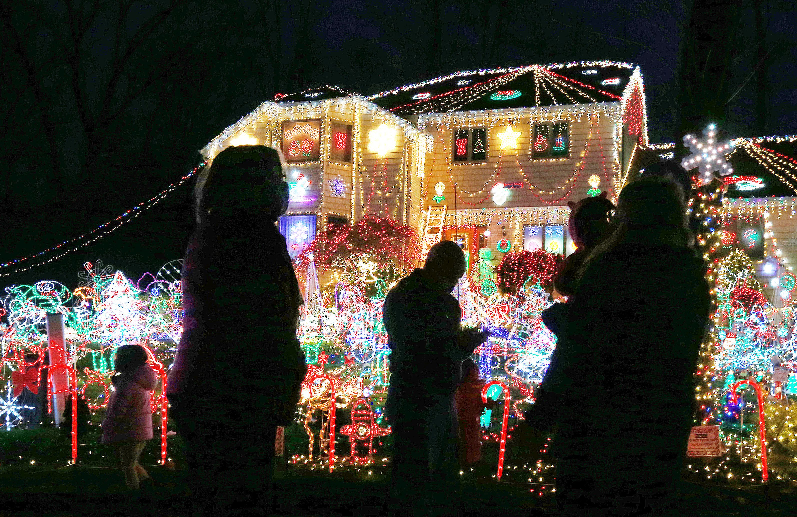 Christmas lights give joyful glow in Lyndhurst NJ