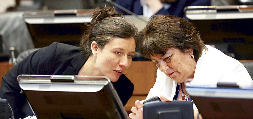 La subsecretaria Valentina Quiroga y la ministra Adriana Delpiano, en el hemiciclo del Senado.