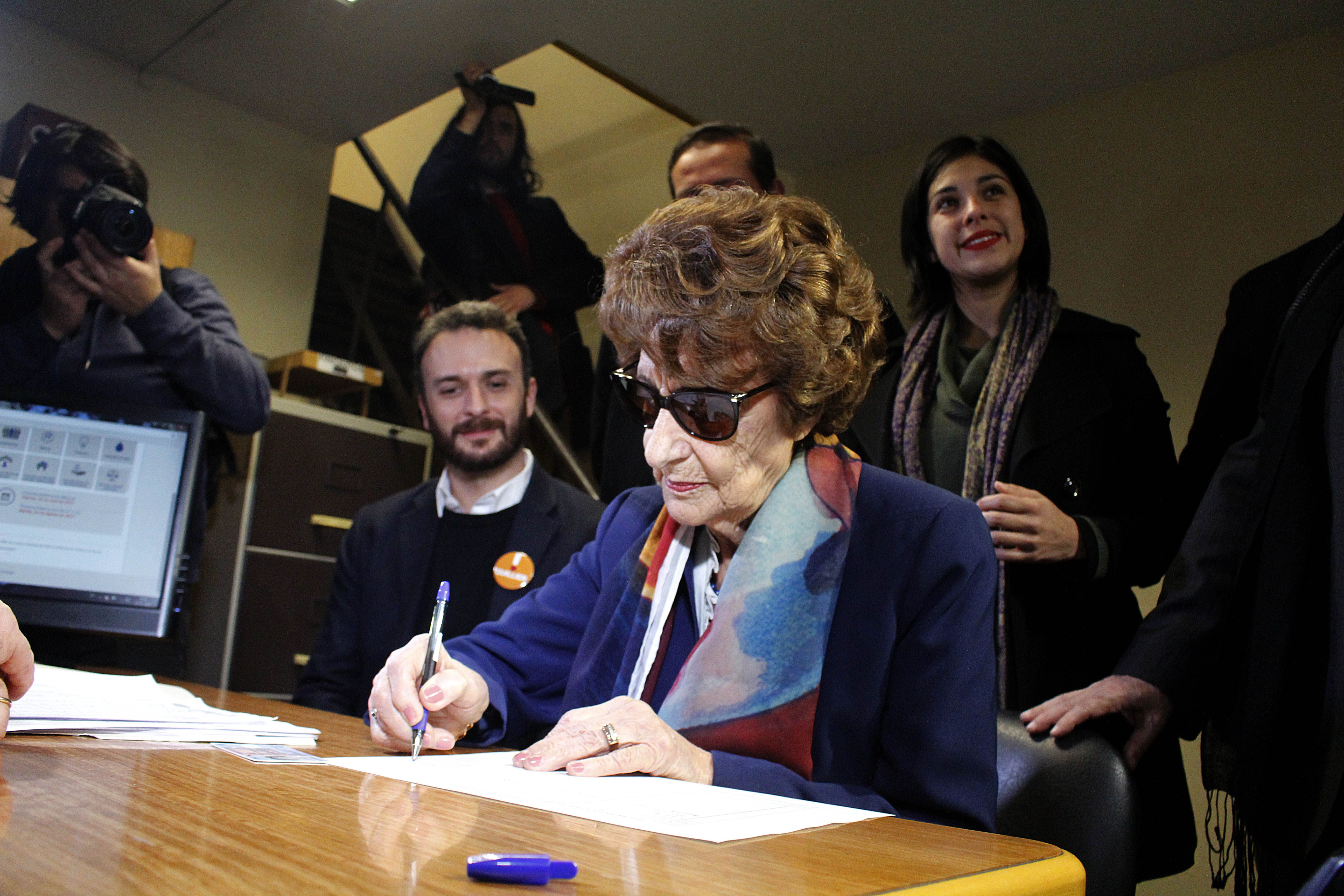 Ángela Jeria firmó por candidatura de Alejandro Guillier