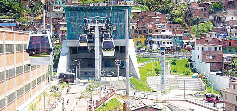 La línea de teleféricos en Medellín, llamada metrocable.