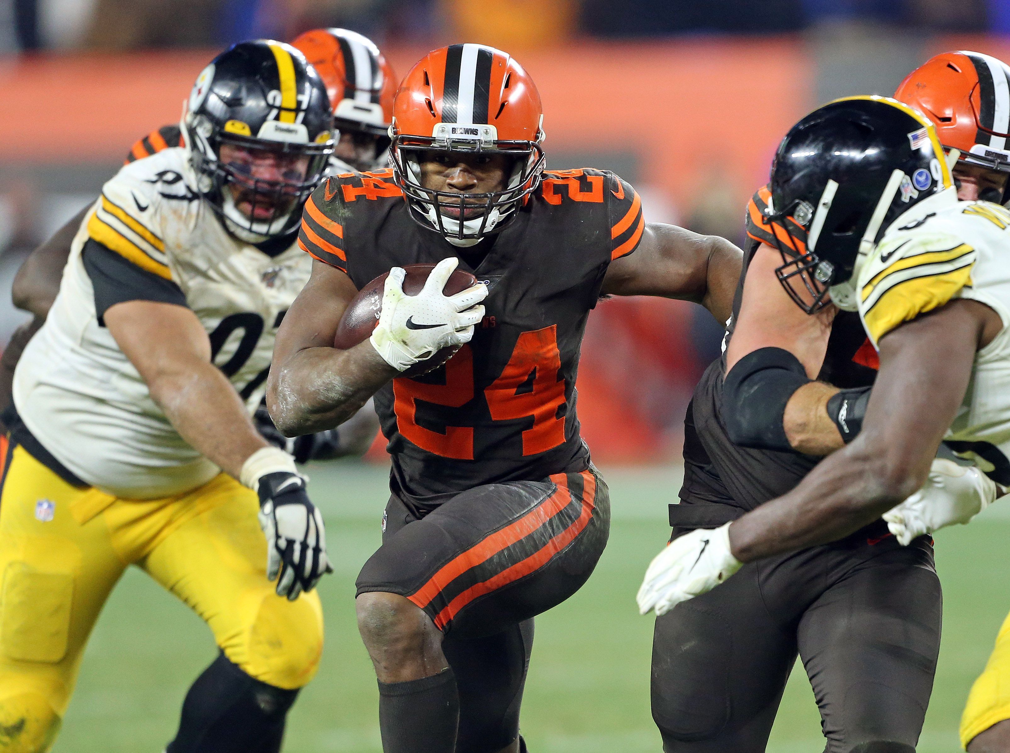 Browns RB Nick Chubb surpasses 1,000 rushing yards this season