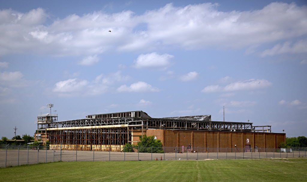 As cleanup deadline nears, Dallas is battling the Navy over old Hensley  Field