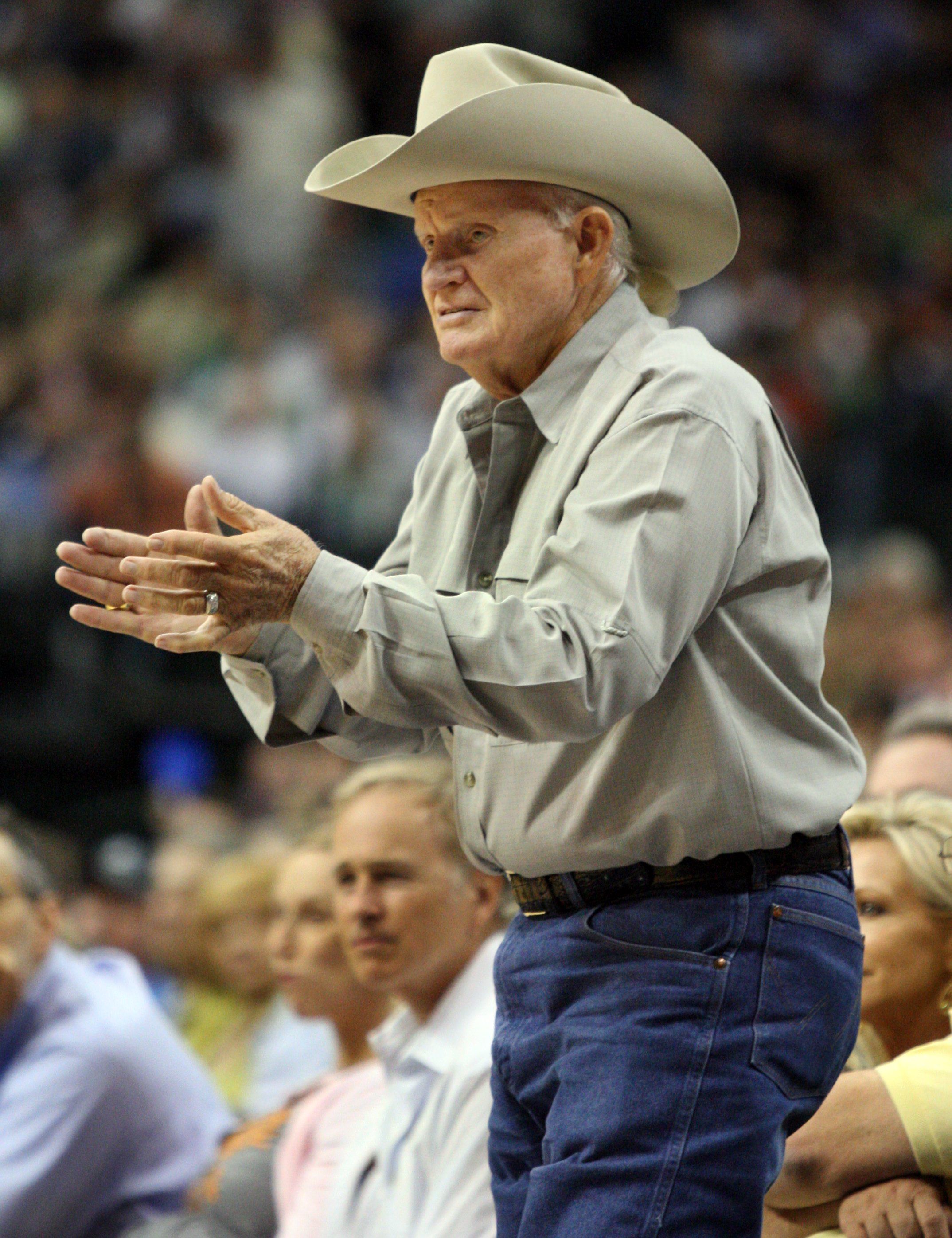 Don Carter, the Mavericks' co-founder and first majority owner, dies at age  84