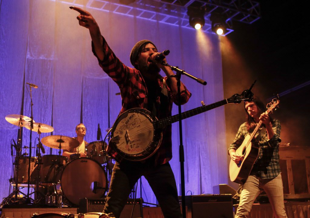 Dallas Crowd Just Can T Help But Have Fun With The Avett