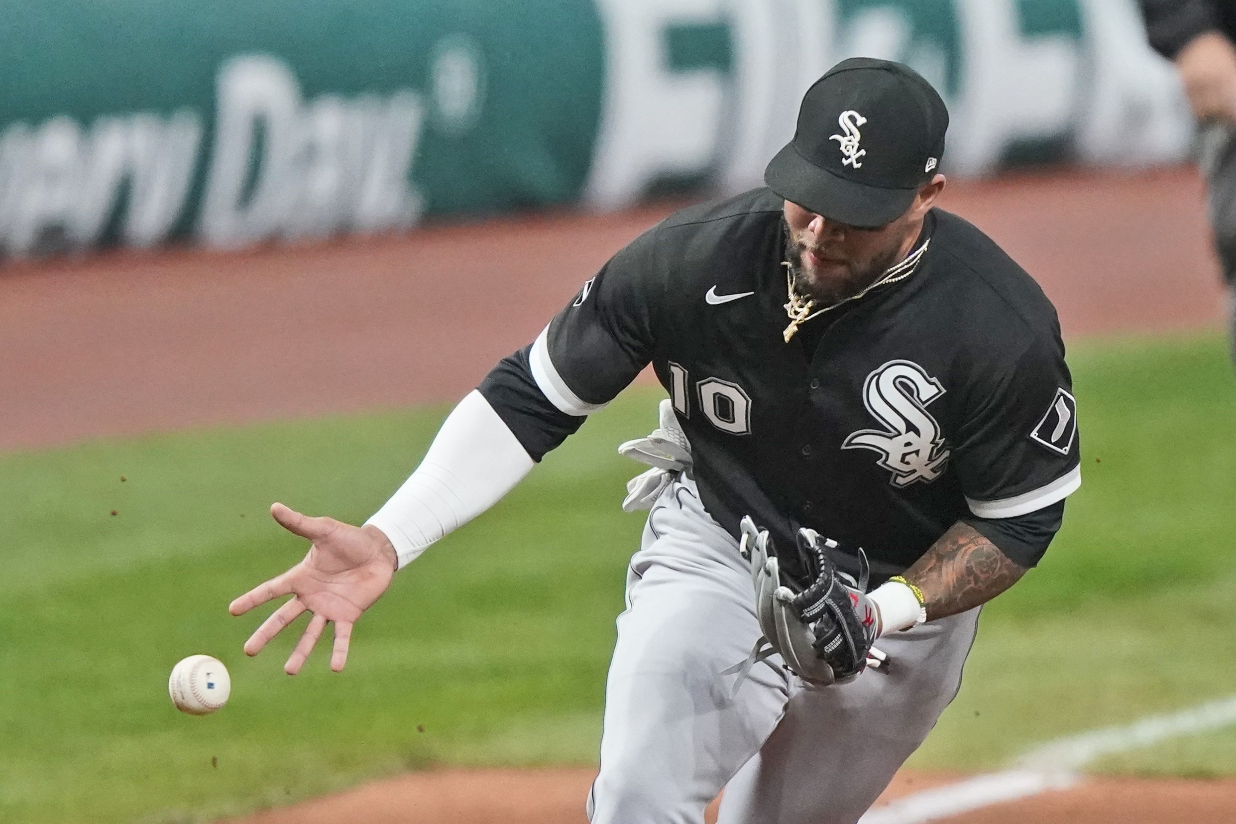 White Sox reinstate Yoan Moncada from IL, and they need his bat to perk up  - Chicago Sun-Times