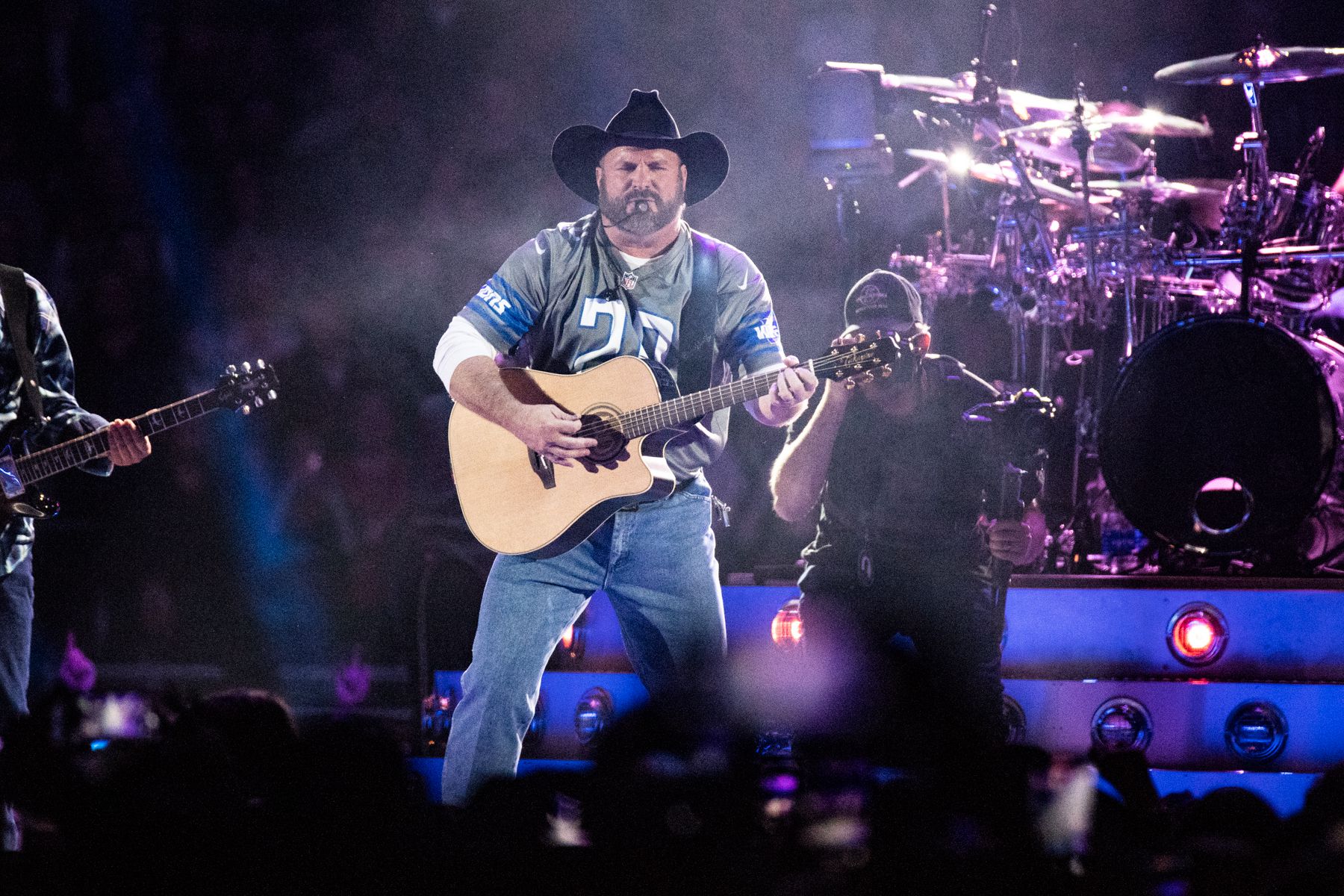 Barry Sanders 2020? Garth Brooks' Detroit Lions jersey mistaken for Bernie  Sanders endorsement