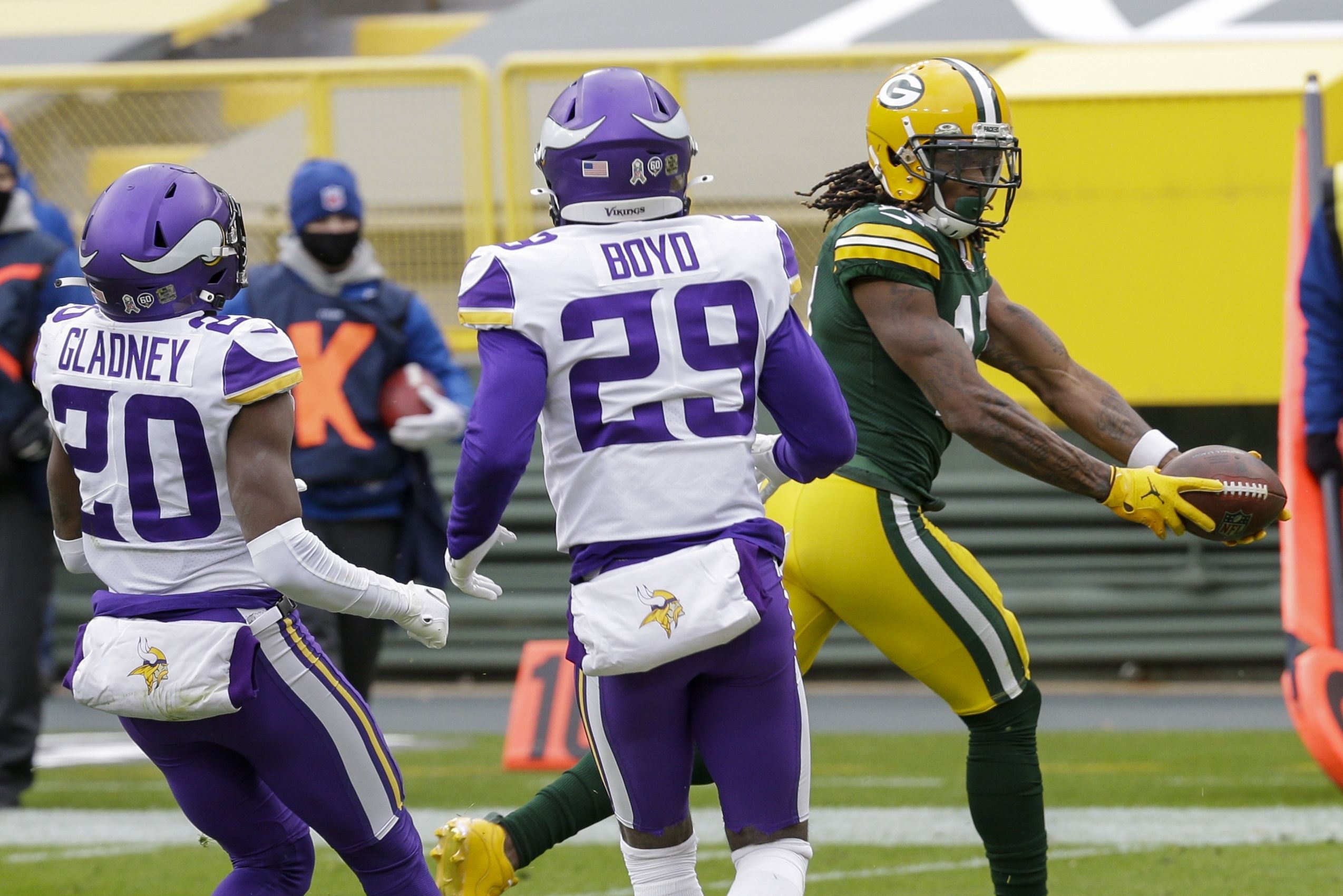 Cook's 4 TDs help Vikings knock off Packers 28-22