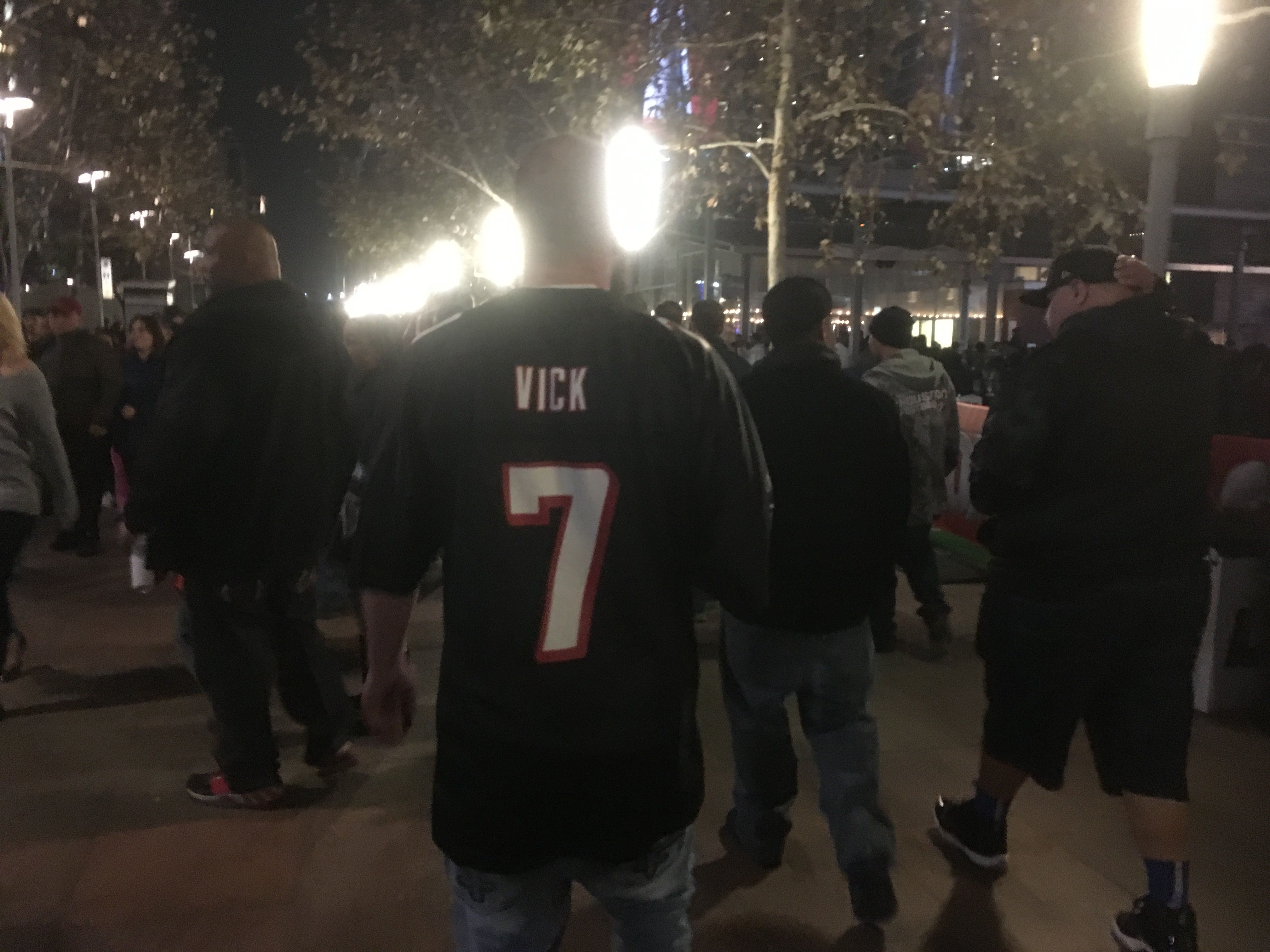 PHOTO: Atlanta Falcons Fan Burns Michael Vick Jersey Before Eagles Game -  SB Nation Atlanta