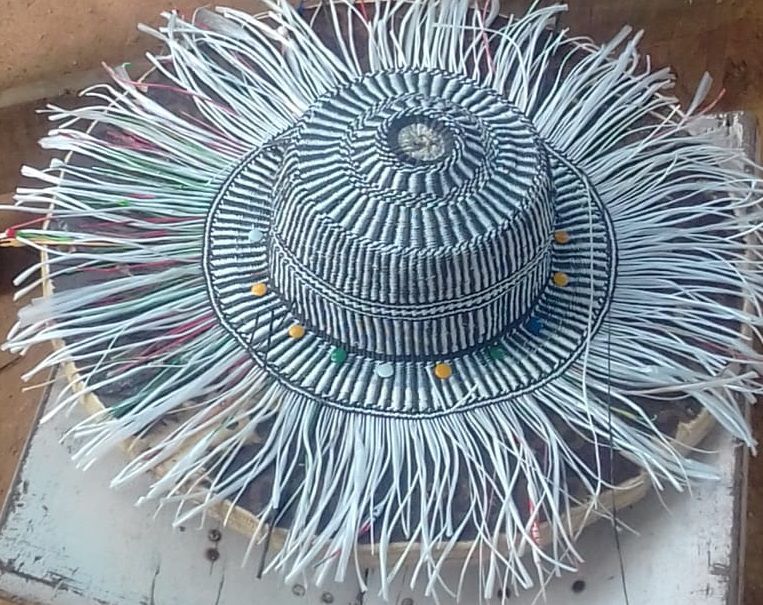 Maestro Tumba Grafico Chitreano confecciona sombreros con material reciclado y los vende hasta en  60 dólares | La Prensa Panamá