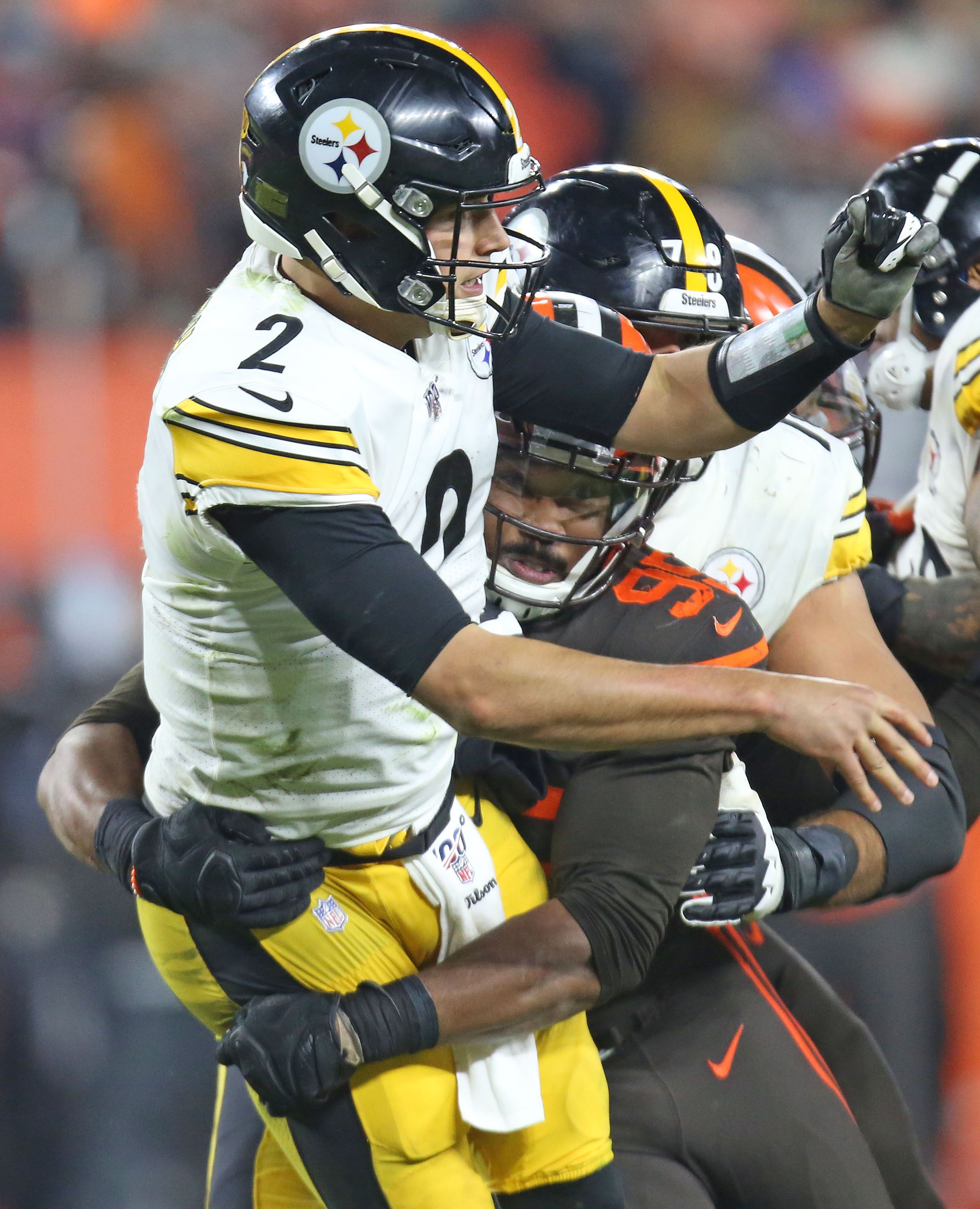 Browns' win over the Steelers ends in a helmet swing and a brawl