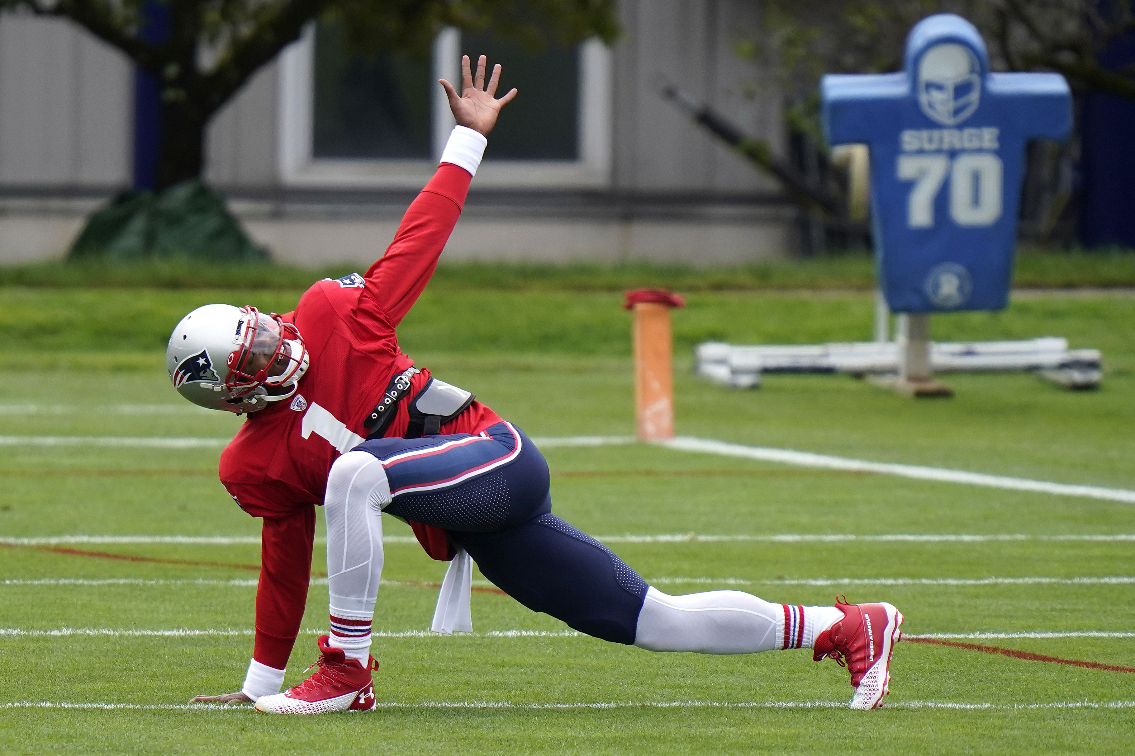 25 years later, Tom Brady is still wearing the same shoulder pads he had at  Michigan