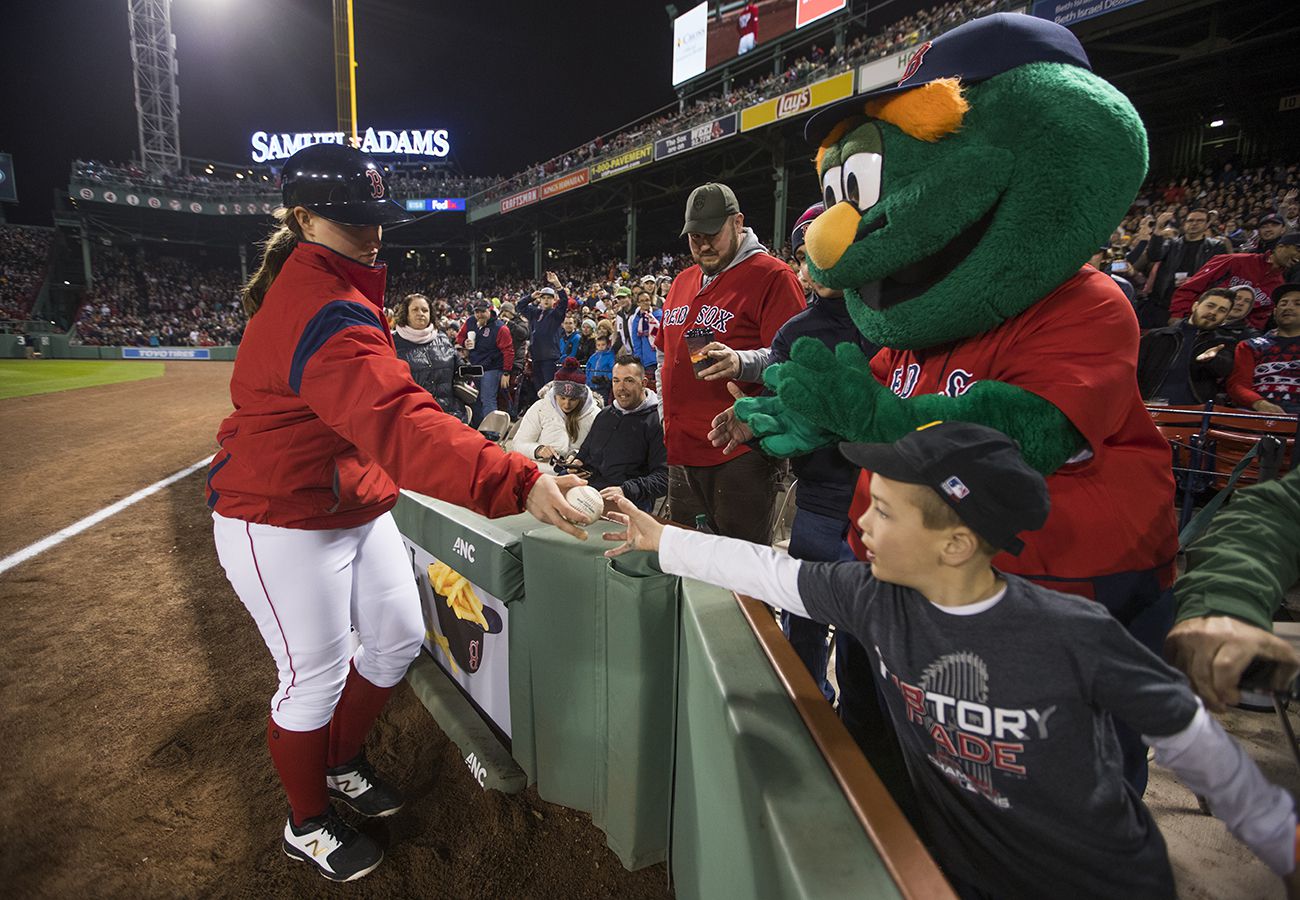Red Sox ball girl catches attention of Fenway Park, MLB players