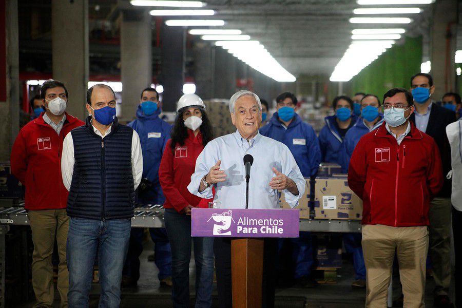 Piñera en centro de distribución de "Alimentos para Chile"