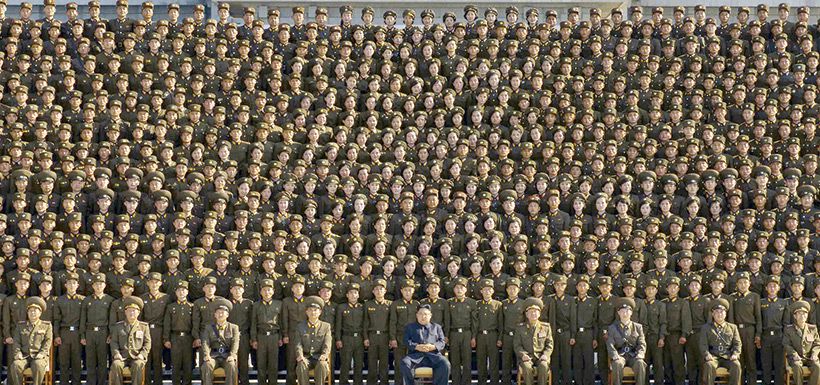 El líder norcoreano Kim Jong Un, al centro junto a decenas de militares, en una imagen difundida por Pyongyang el viernes pasado.