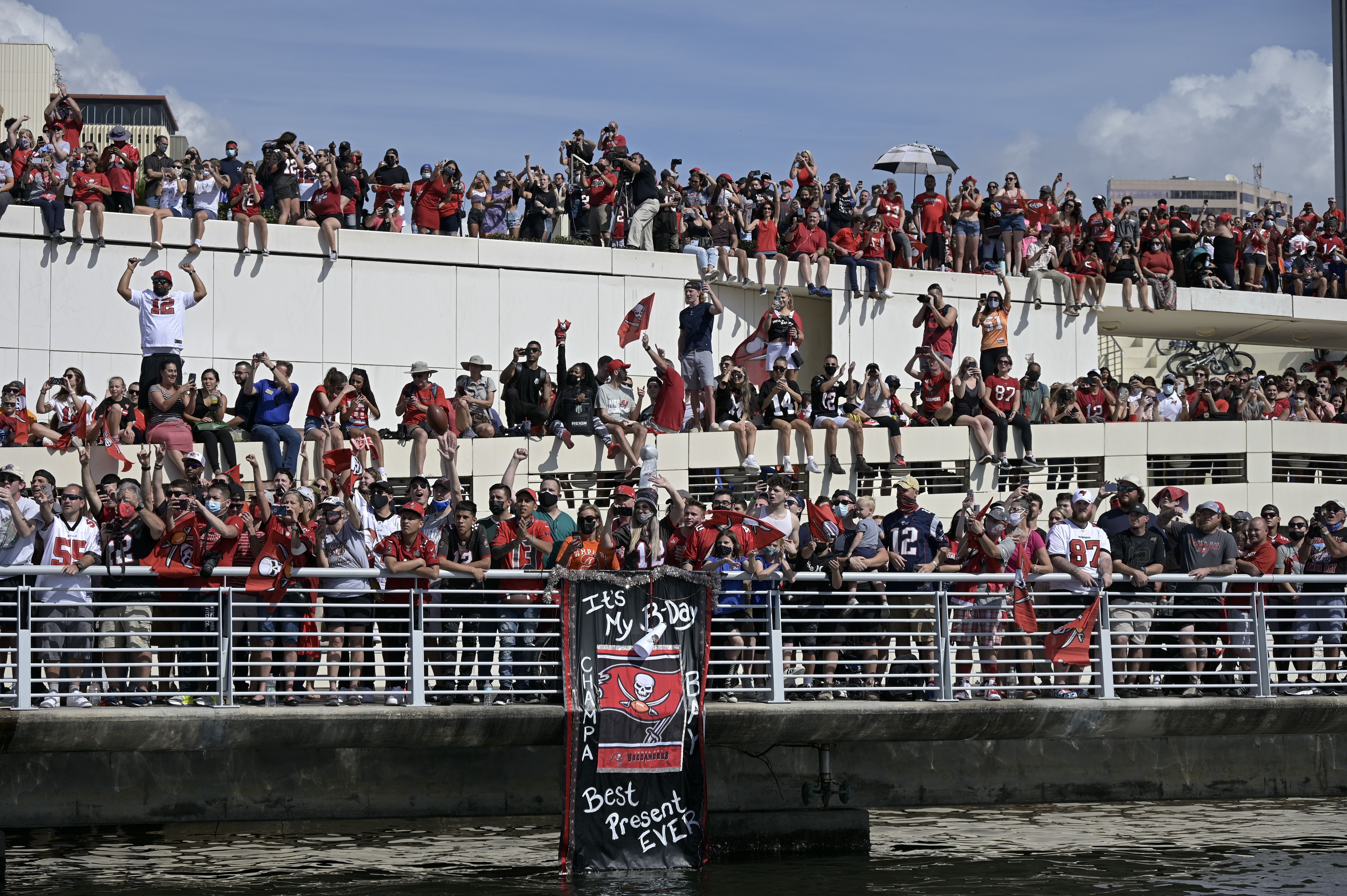 Brady-Gronk trophy pass wows Bucs' Super Bowl boat parade