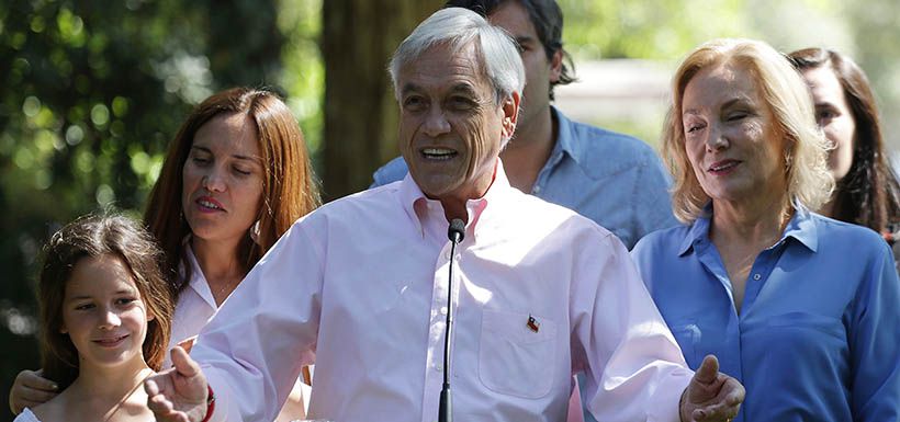 Sebastián Piñera realizó punto de prensa acompañado de su familia