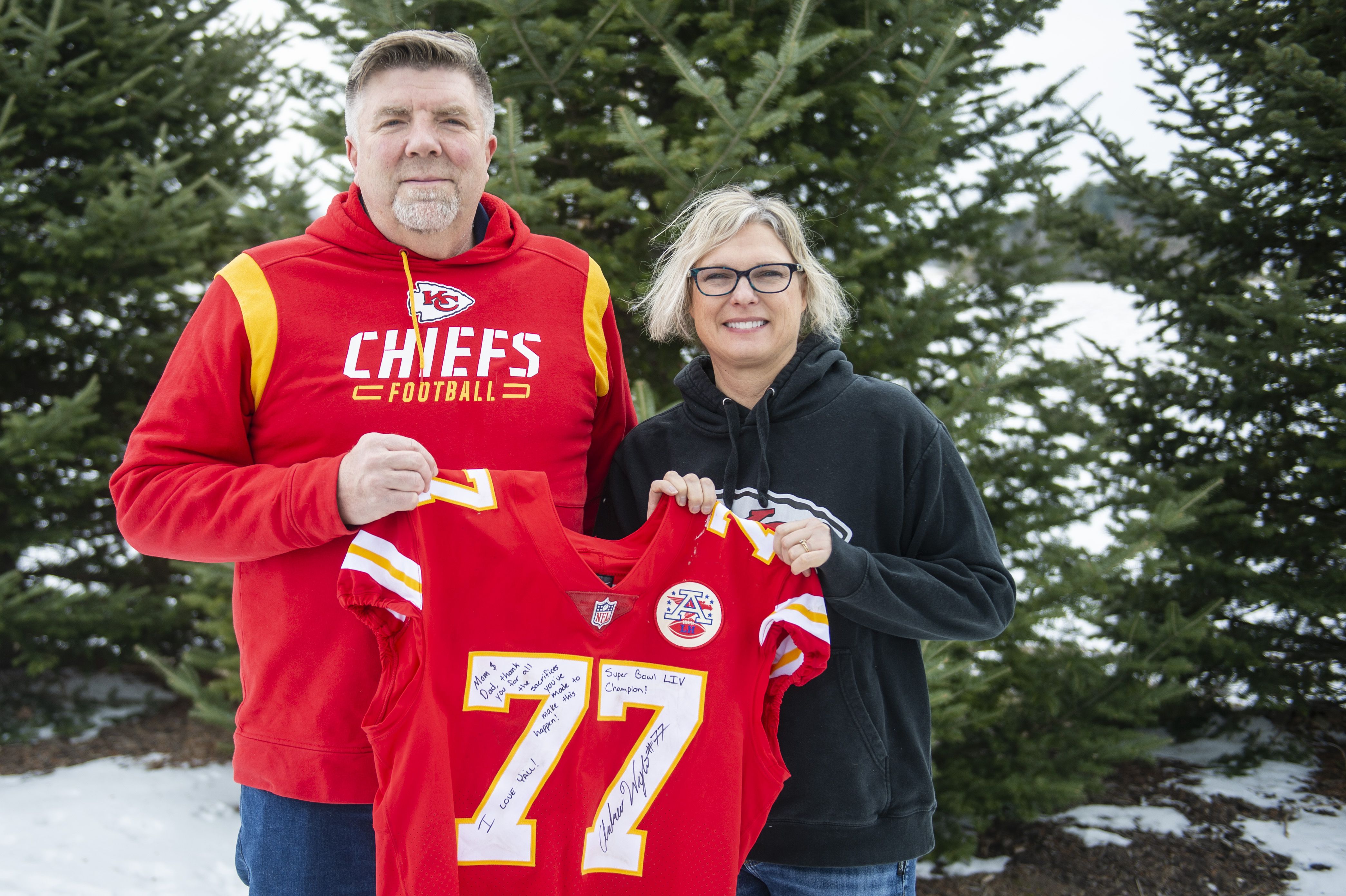 Kansas City Chiefs guard Andrew Wylie (77) lines up for the play