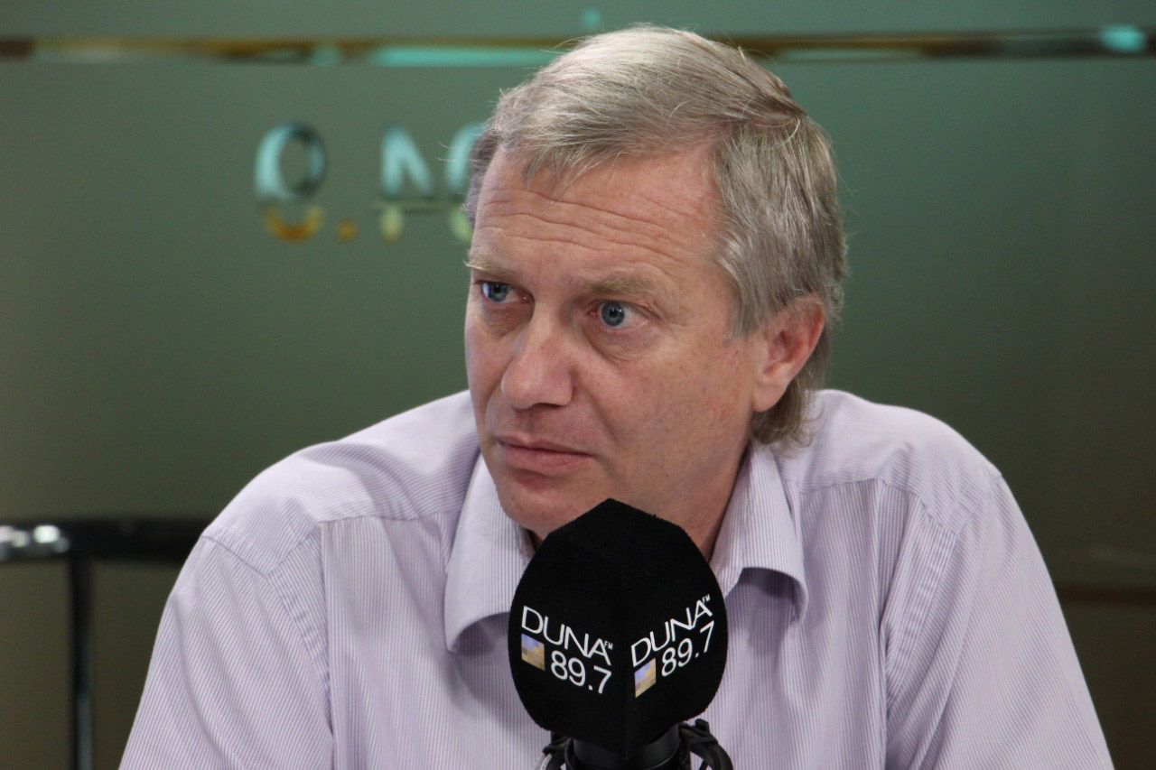 Jose Antonio Kast en el estudio de Radio Duna.