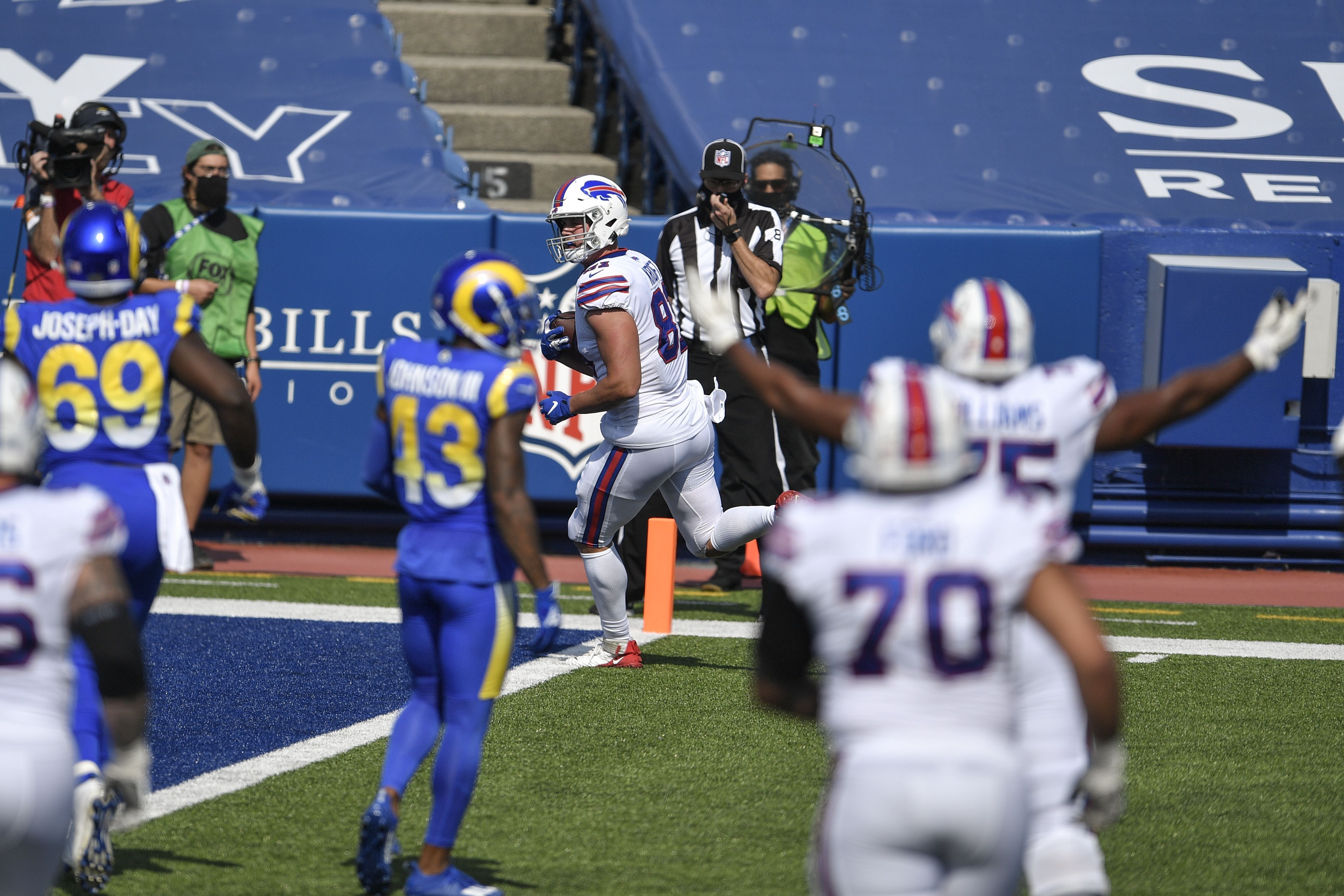 Bills hold on to beat Rams 35-32, improve to 3-0 on season