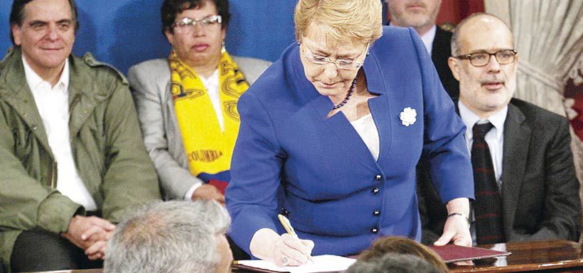 bachelet firma ley de migración