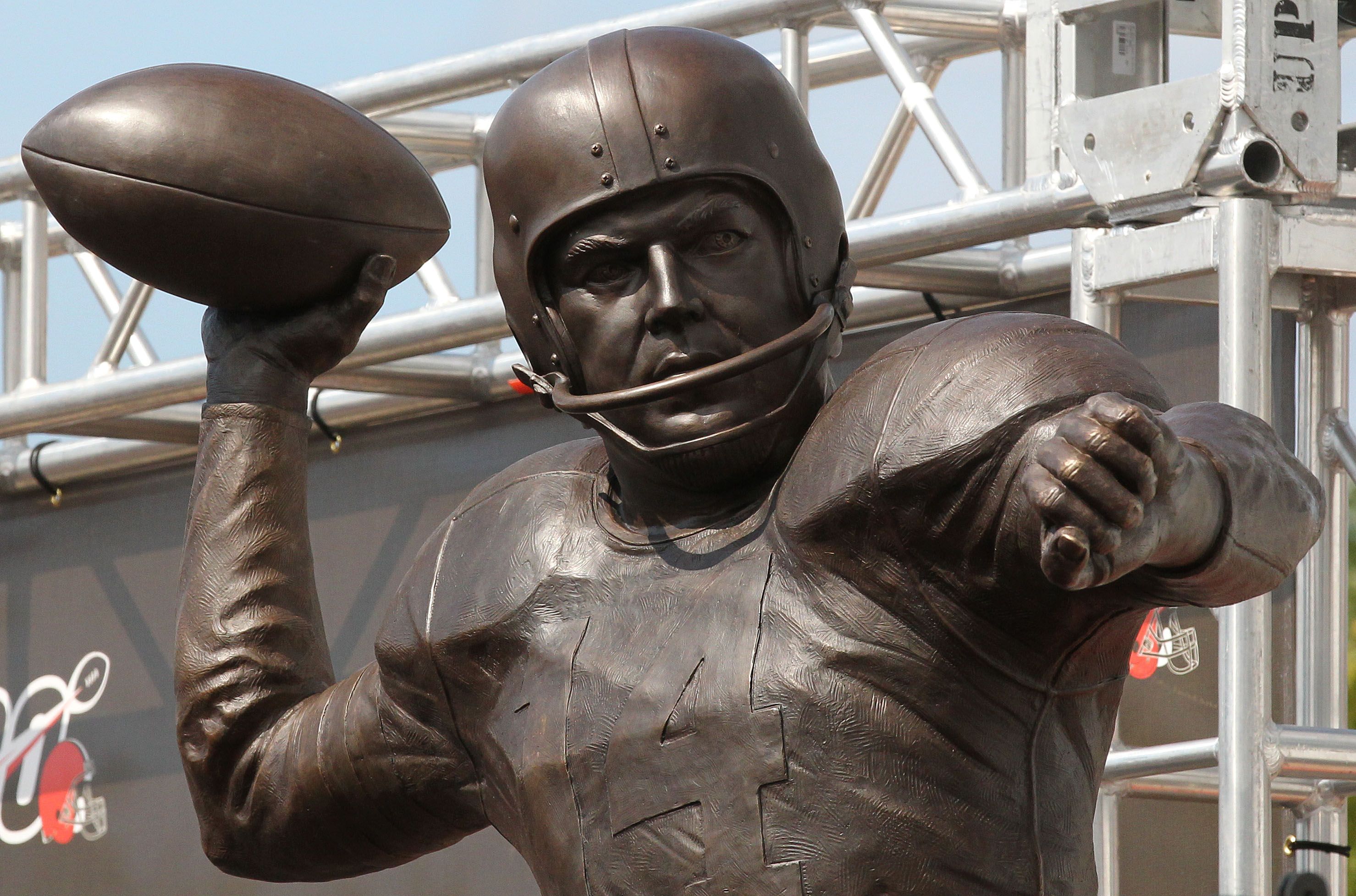 Otto Graham statue going up at FirstEnergy Stadium to honor Cleveland Brown  hall of famer