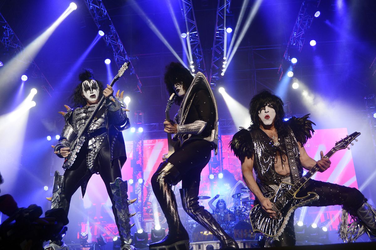 Pirotecnia y luces robóticas en concierto de Kiss en el Bicentenario
