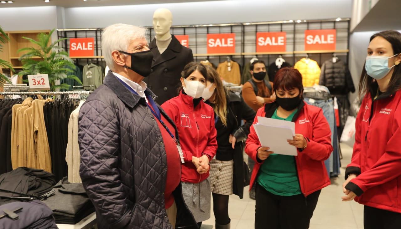 choque Amperio Cadera Clausuran tienda H&M del mall Casa Costanera de Vitacura tras fiscalización  de autoridades - La Tercera