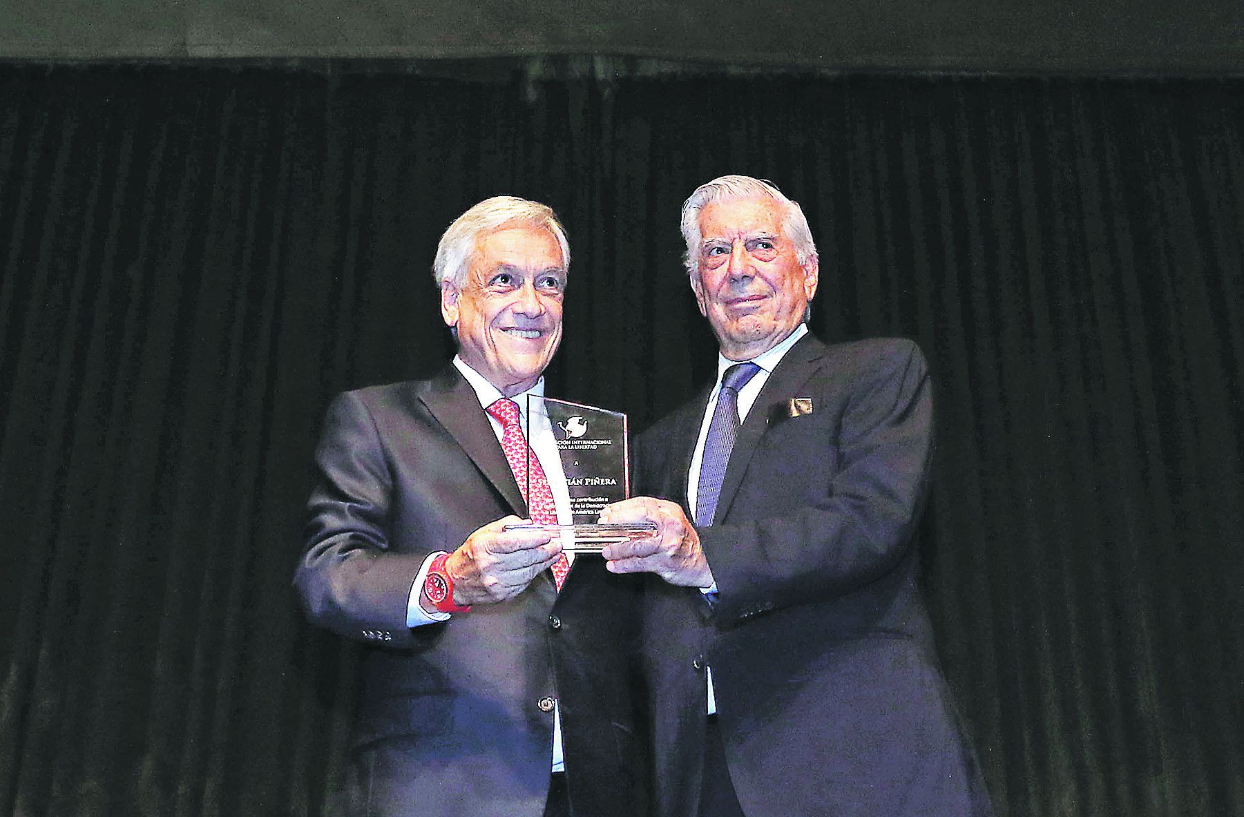 Sebastián Piñera recibe el "Premio Defensa de la Democracia y Libertad