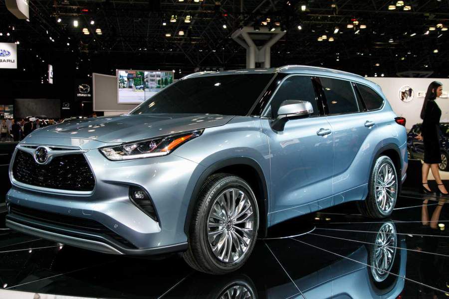 2020-toyota-highlander-2019-new-york-live-900x600.jpg