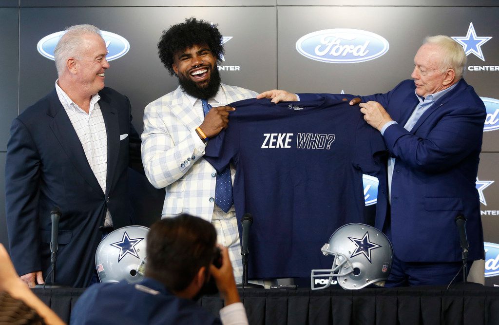 Photos: Cowboys hold press conference to announce Ezekiel Elliott's  extension, show off new 'Zeke who?' shirt