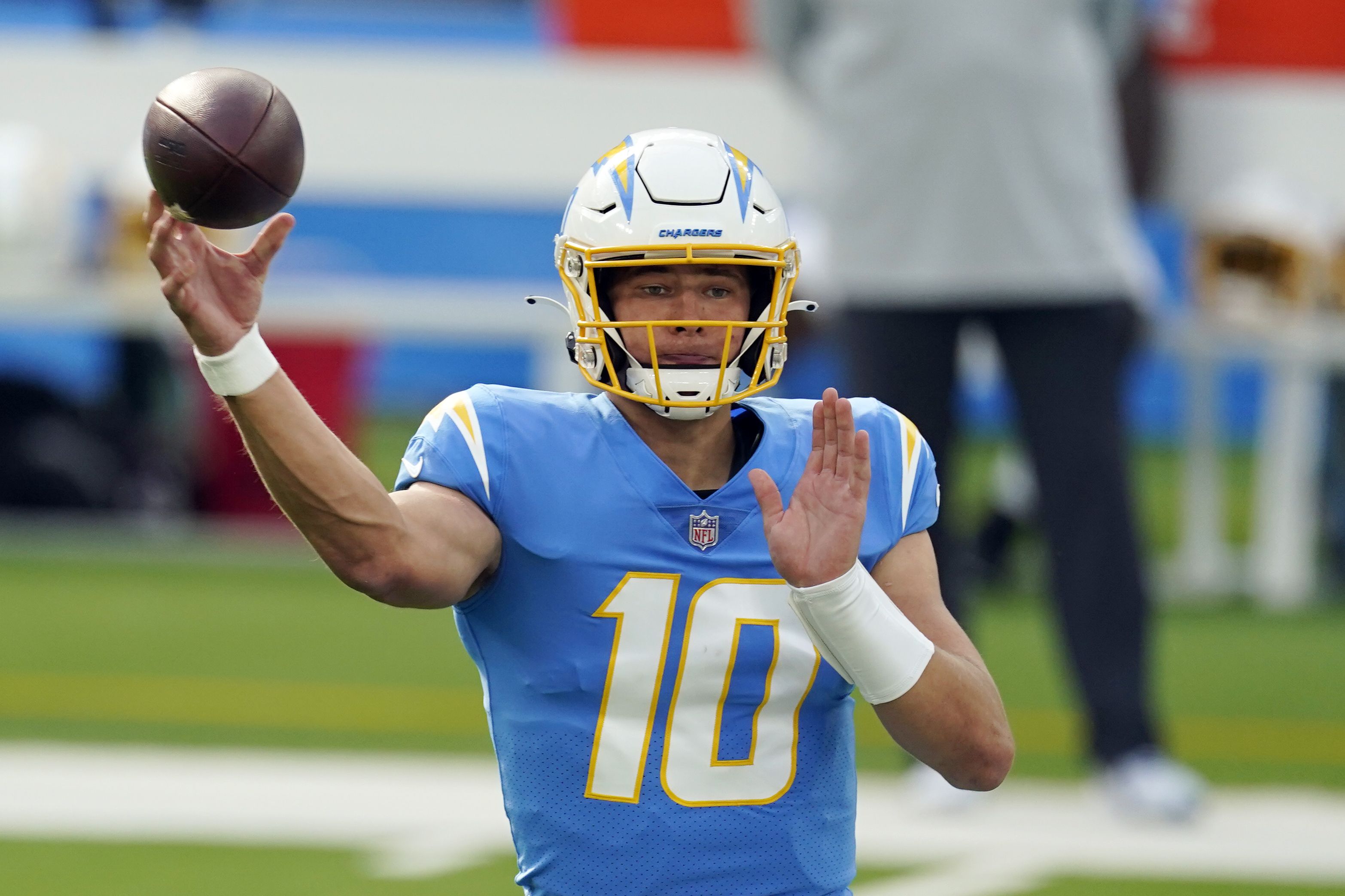 Justin Herbert puts on a show, leads the Los Angeles Chargers to a