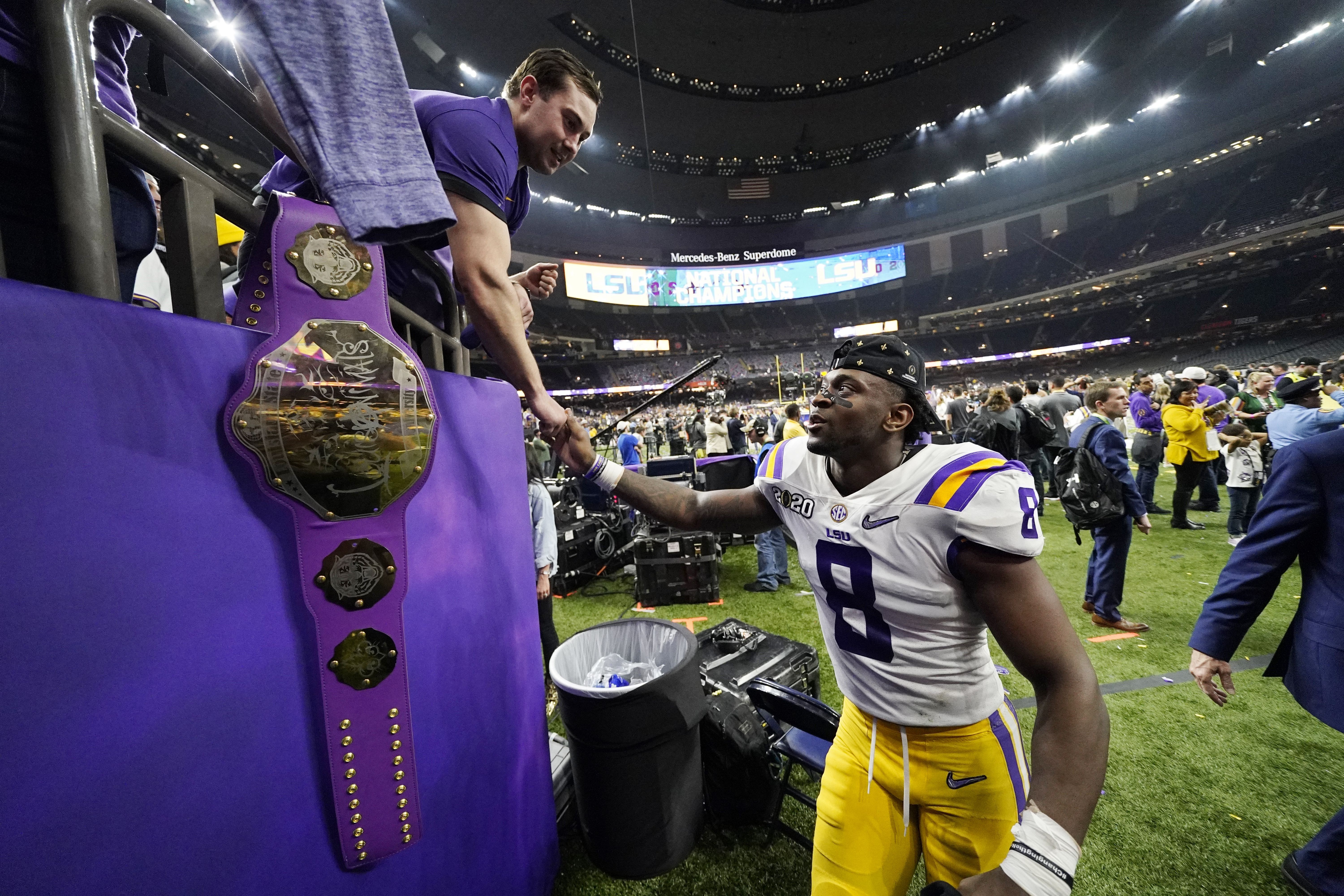 Patrick Queen Baltimore Ravens Unsigned Prepares for Defensive Play Photograph