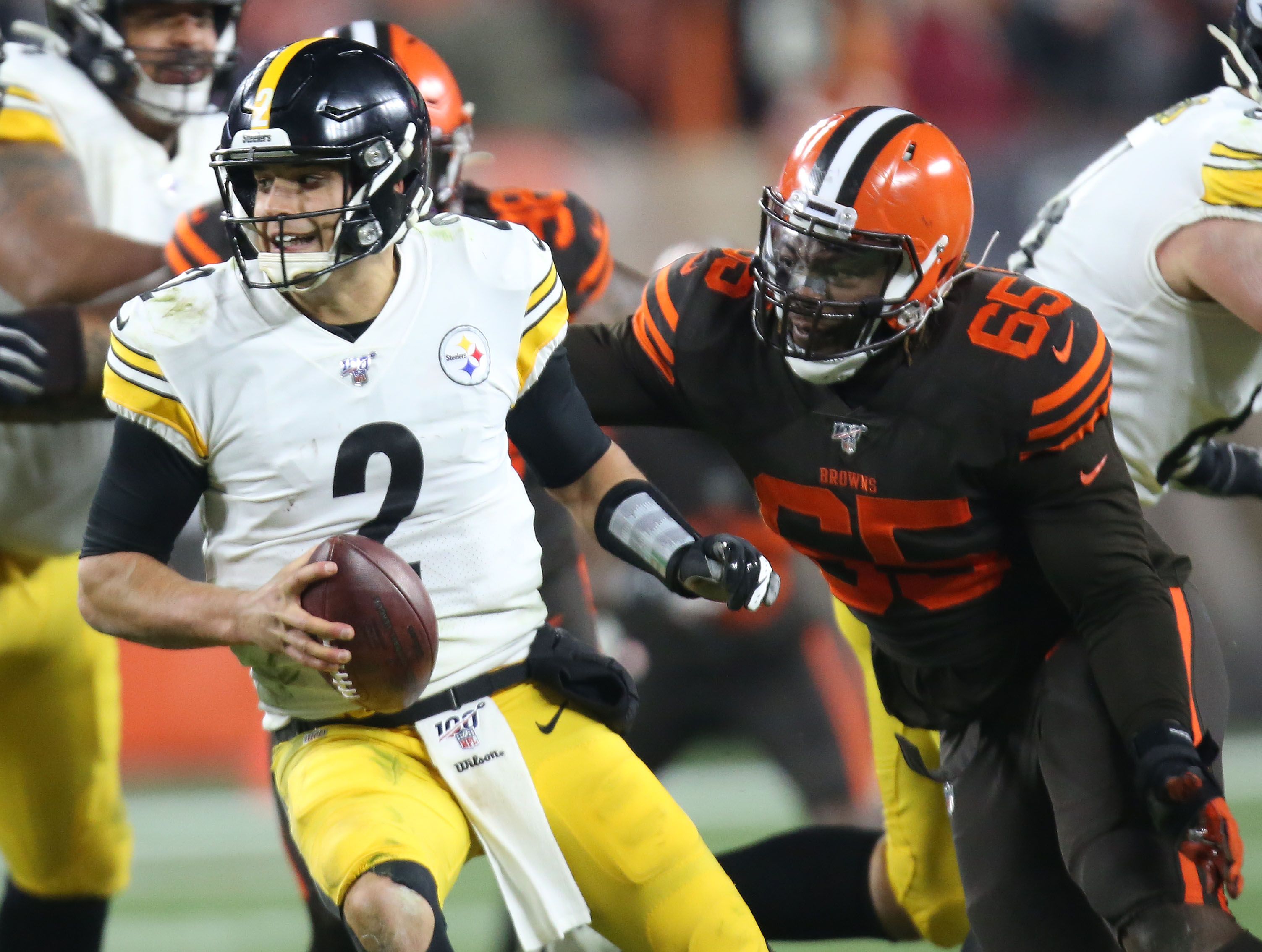 Watch: Browns' Garrett swings helmet at head of Steelers QB