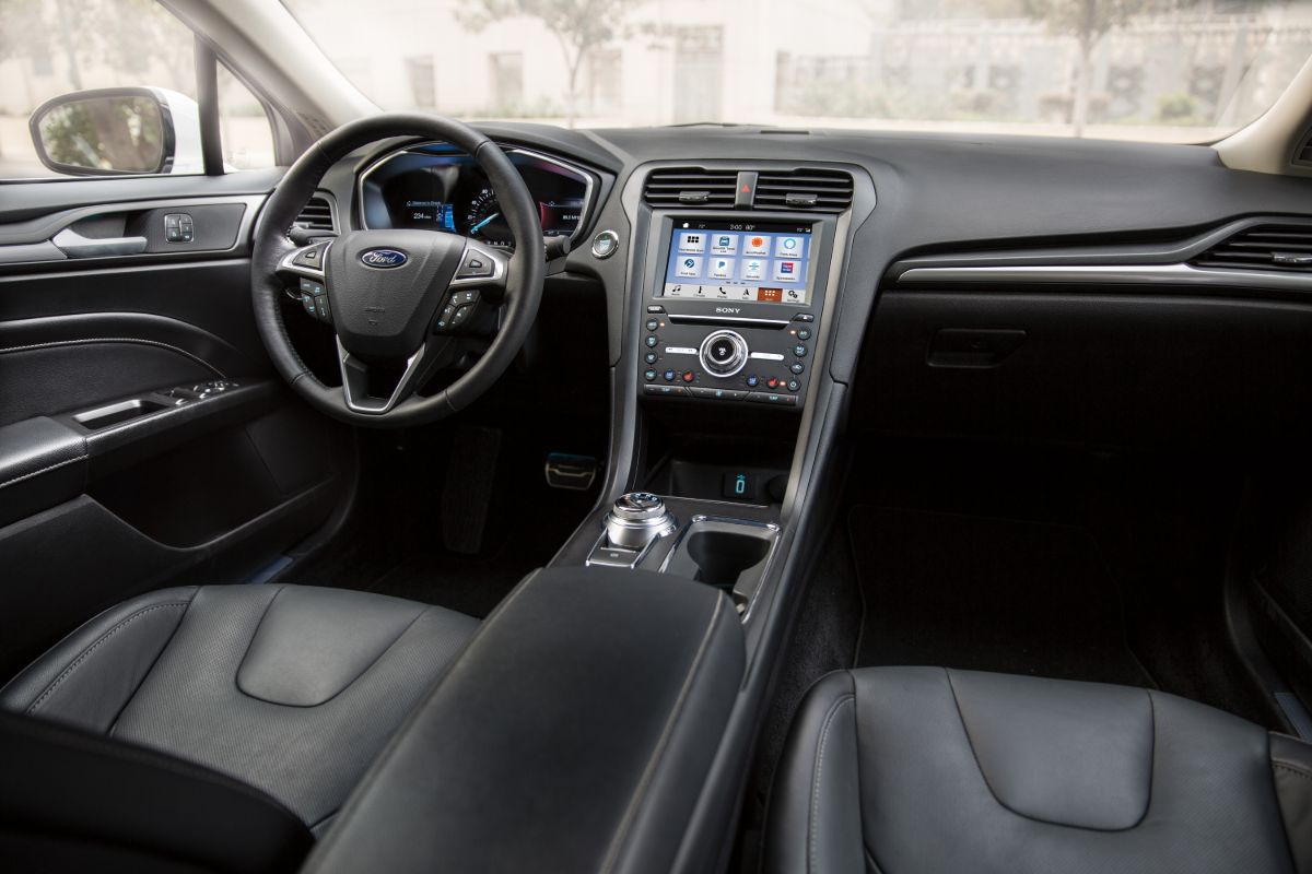 2019-fusion-hybrid-titanium-interior-full-ip.jpg