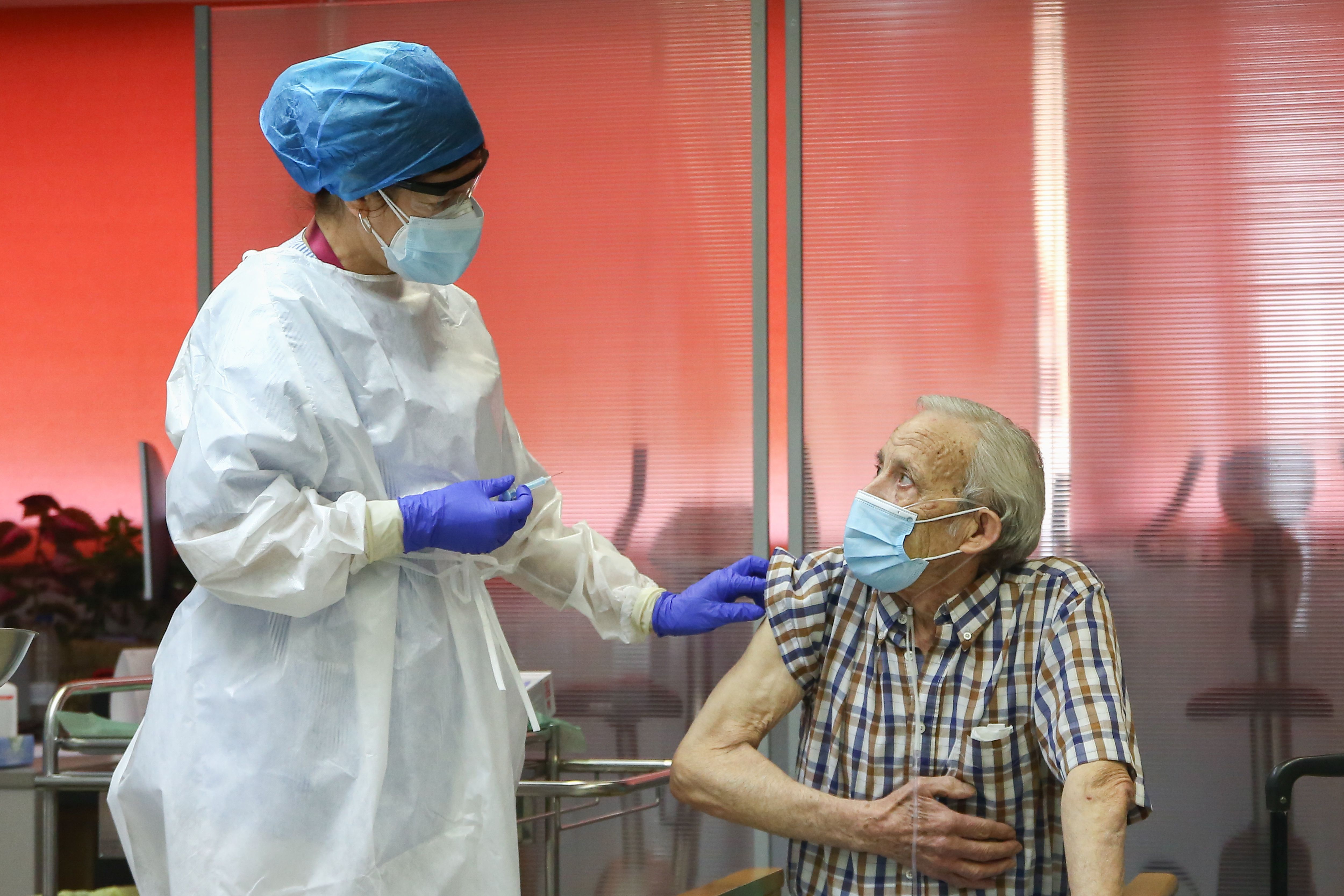 Nicanor de 72 años es el primer hombre en vacunarse en la Comunidad de Madrid durante el primer día de vacunación contra la Covid-19 en España, en la residencia de mayores Vallecas, perteneciente a la Agencia Madrileña de Atención Social (AMAS), en Madrid