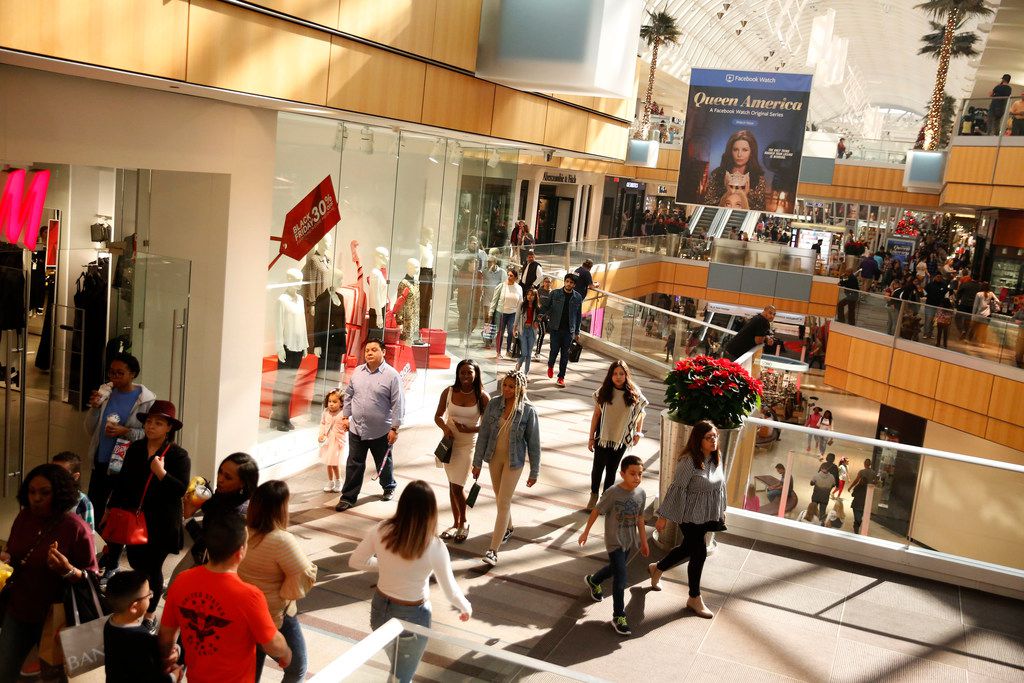 People Shopping on Holiday Galleria Dallas Editorial Stock Image