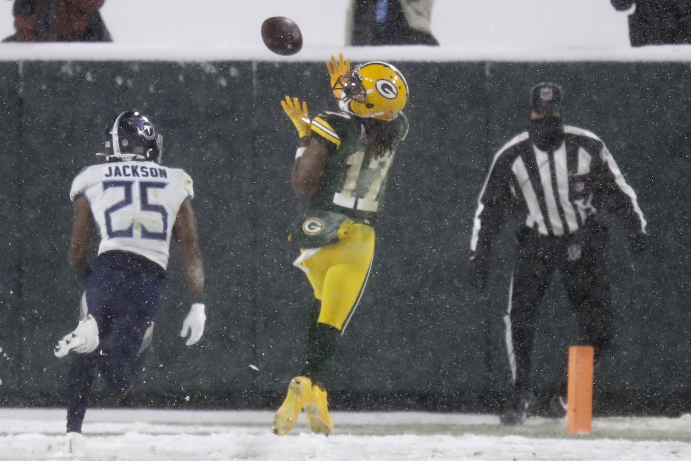 Adams shines in snow as Packers trounce Titans 40-14