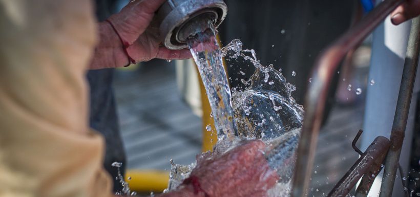 Santiaguinos afectados por el corte de agua.