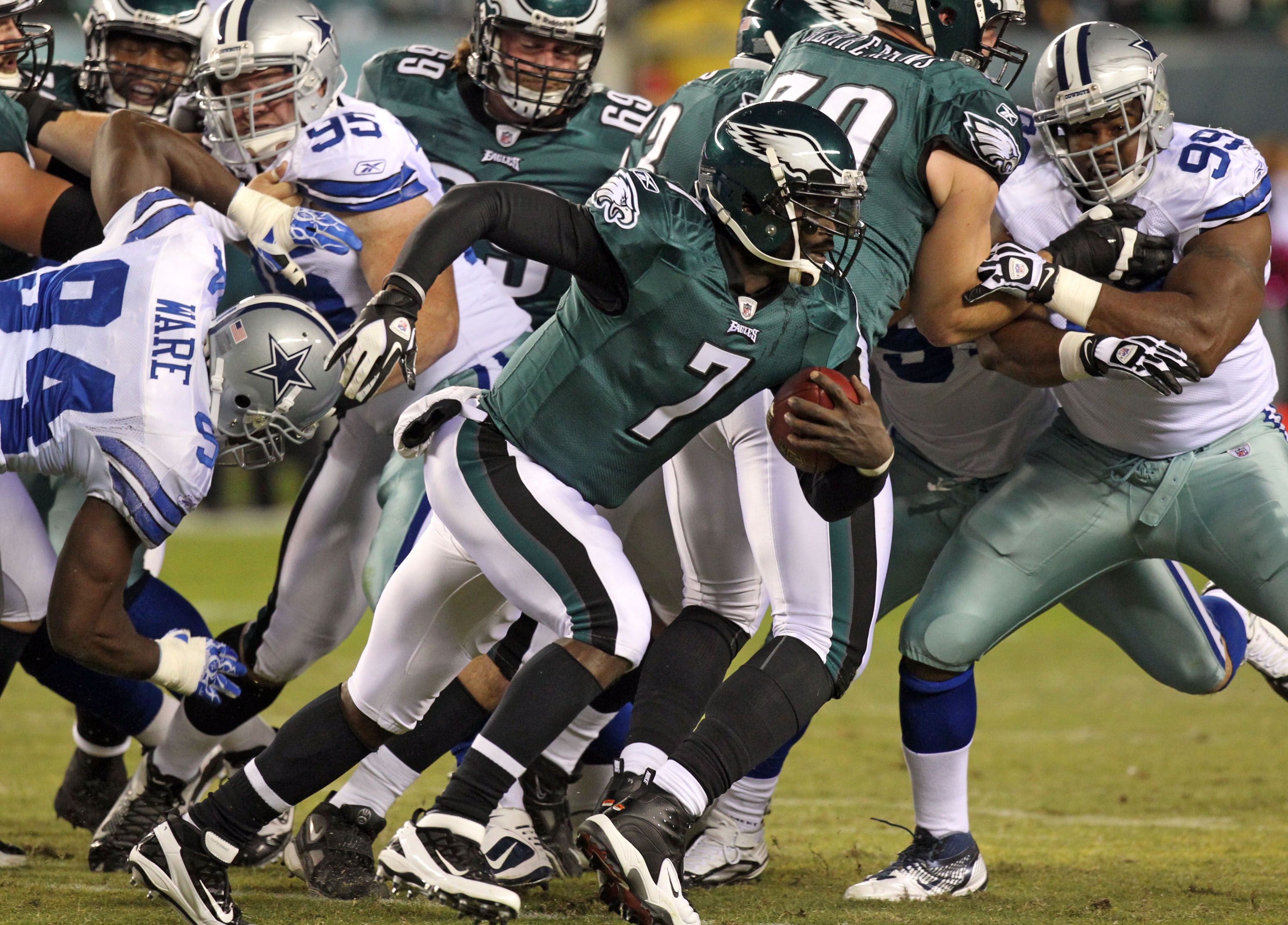 The Philadelphia Eagles' Michael Vick (7) runs for a first down as