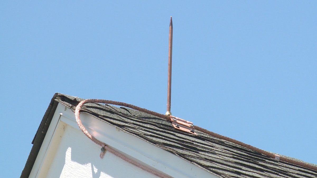 Lorena: Lightning rods installed on lightning-damaged house